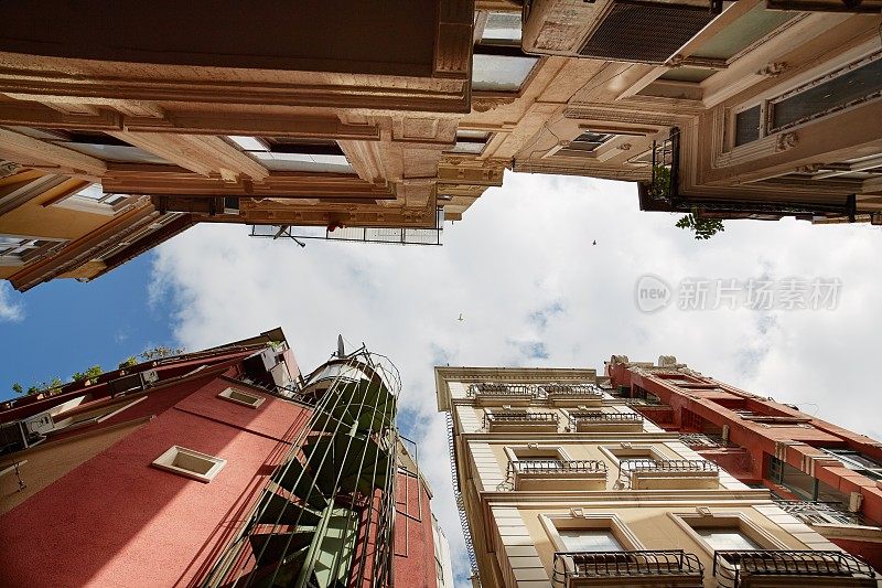 低角度的历史建筑，beyoglu， İstanbul